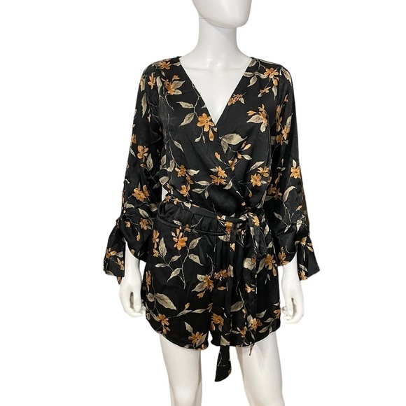 UMGEE Black Floral Print Romper with Pockets
New - Picture 3 of 8